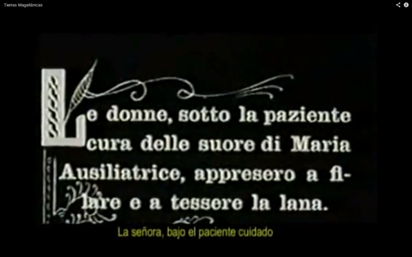Las mujeres bajo la paciencia y cuidado de las Hermanas de Mara Auxiliadora aprenden a hilar y tejer la lana. (De Agostini 1933, 6 parte del film).