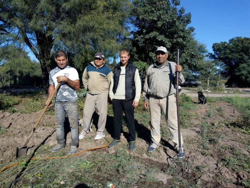 Peque�os productores realizando la cisterna de agua para instalar el riego por goteo en sus parcelas. Comuna Media Naranja.