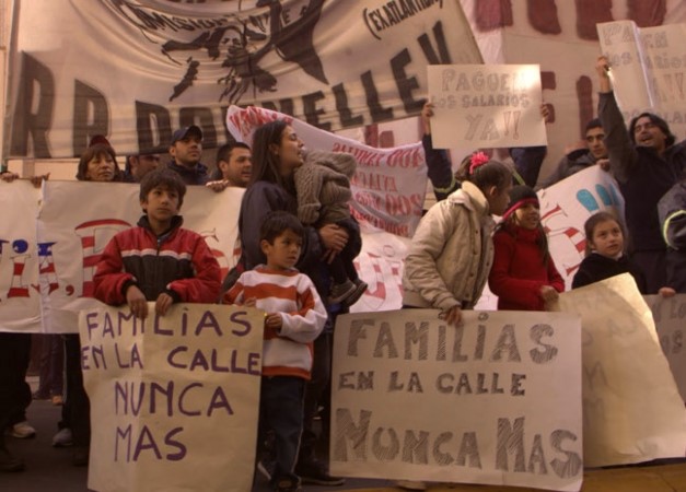 Integrantes de Peque�os de Pie, la Comisi�n de Mujeres y trabajadores de Madygraf en una movilizaci�n durante el conflicto por la recuperaci�n.