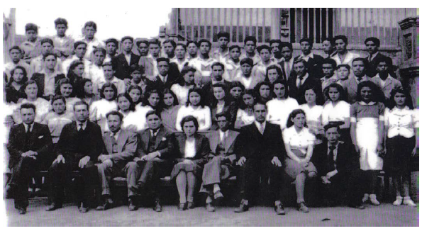 Personal docente y estudiantes del Normal Rural &ldquo;Pelileo&rdquo; en 1940.