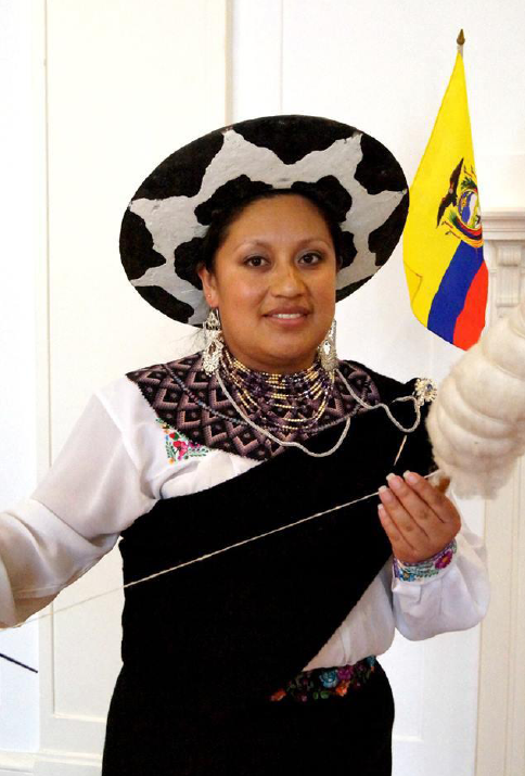 Carmen en su traje t&iacute;pico kichwa