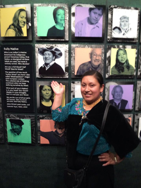 Carmen se&ntilde;alando la foto de su padre en El Museo Nacional de los Indios Americanos