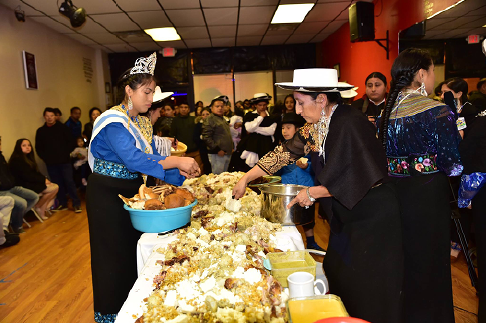 Preparando el pinchi mikuna en una celebraci&oacute;n