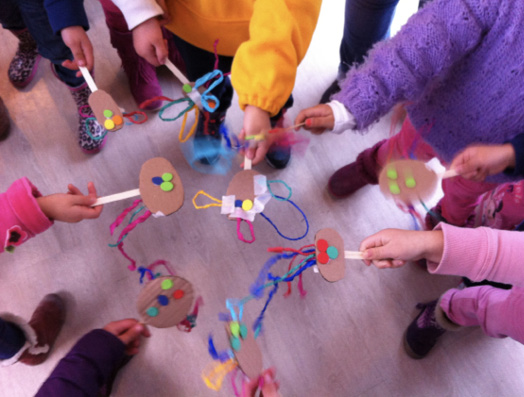 Momento en que nios y nias compartieron los poderes de sus varitas mgicas.