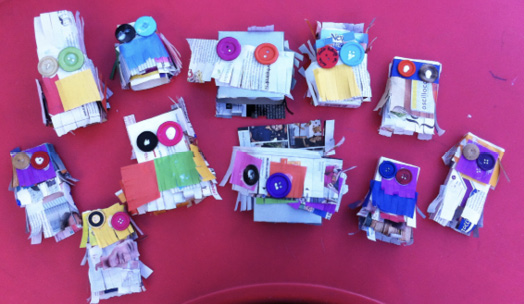 Tteres realizados con cajas de medicamentos, utilizados posteriormente para una funcin de teatro.