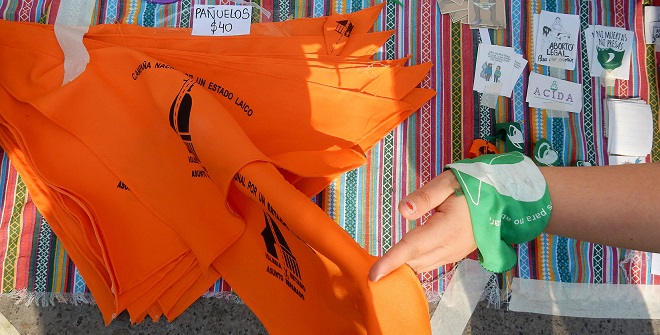 Pañuelos naranjas y pines de la “Campaña por un Estado laico”. Feria de productos del Encuentros Regionales de Mujeres, Lesbianas, Travestis y Trans (ERMLTT), La Matanza, 8 de diciembre de 2018.