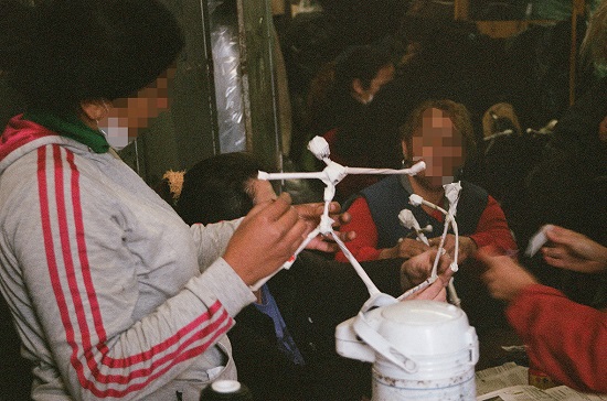 Trabajadores del centro de clasificación y acopio periférico, señalando los puntos de tensión y placer para determinar las exigencias del puesto clasificación de pie. Área Metropolitana de Buenos Aires, Argentina, 2015.