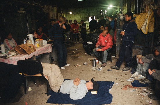 Trabajadores del centro de clasificación y acopio periférico realizando ejercicios de eutonía. Área Metropolitana de Buenos Aires, Argentina, 2015.