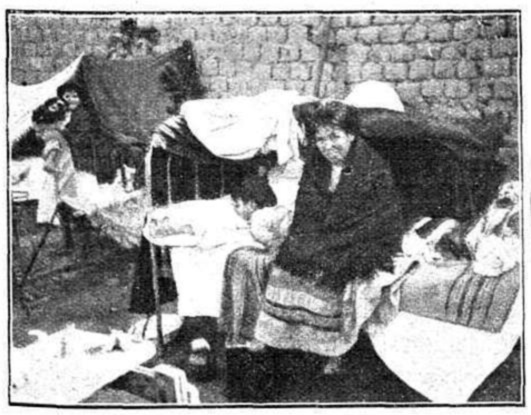 Traslado de habitantes al campamento, ubicado en las orillas del zanj&oacute;n, durante el azote de la epidemia de viruela. Mendoza, Argentina, 1911.