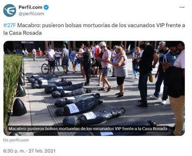 Bolsas mortuorias con nombres de dirigentes pol&iacute;ticos depositadas frente a las rejas de la Casa Rosada por las personas que se manifestaron en contra del &ldquo;Vacunatorio VIP&rdquo;. Argentina, febrero de 2021.