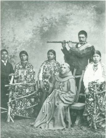 El P. Doroteo Giannecchini y cinco neófitos de las Misiones del Colegio de Tarija que asistieron a la Exposición de Turín