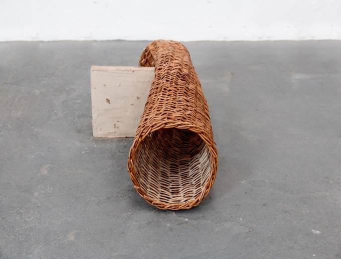 Florencia Sadir. S/T. 2017 Instalaci&oacute;n. Detalle de cester&iacute;a en mimbre y piezas de adobe. 230 x 200 x 100 cm URRA Residencia Tigre, Buenos Aires. Argentina