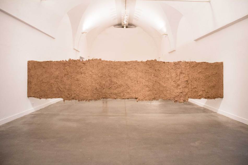 Un lugar sin nombre. 2018. Instalaci&oacute;n de quincha suspendida (barro y paja). 500 x 100 cm. Centro Cultural Recoleta, Buenos Aires, Argentina