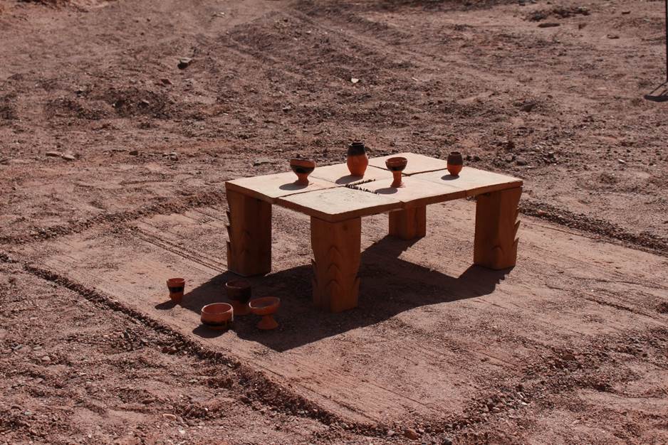 Florencia Sadir y &Aacute;ngeles Rodr&iacute;guez. Geograf&iacute;a de la imaginaci&oacute;n. 2020. Instalaci&oacute;n. Algarrobo, tejas de barro cocido. 120 x 100 x 60 cm. San Carlos, Salta