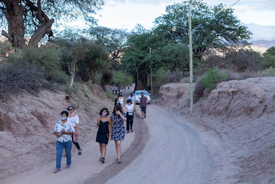 Florencia Sadir y &Aacute;ngeles Rodr&iacute;guez. Peregrinaci&oacute;n hasta Trazar sobre el suelo el contorno de una polvareda. 2021. San Carlos, Salta