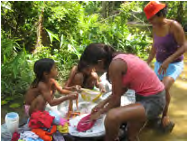 As mulheres da casa lavando roupa