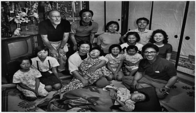  Tomoko com sua fam&iacute;lia, apoiadores, Gene e o editor da Asahi Camera. Fotografia tirada na casa de Tomoko, em Minamata, em seu anivers&aacute;rio de 16 anos. 