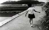  Menina caminhando em dire&ccedil;&atilde;o ao rio 