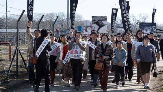 Manifestantes em passeata contra a Chisso Corporation