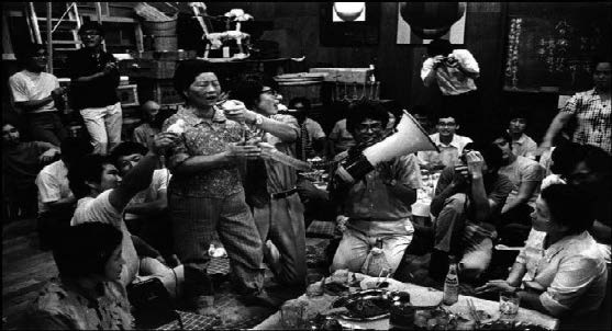 V&iacute;timas e apoiadores desfrutam de uma noite de relaxamento ap&oacute;s sess&atilde;o de julgamento na cidade de Kumamoto &ndash; 1972-