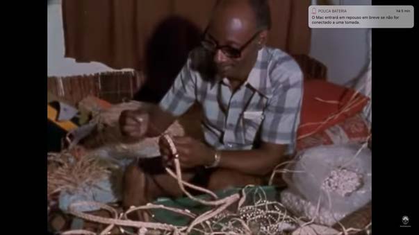 
							 Assob Mestre Didi confeccionando objetos rituais. 
							Orix Nin Il
							 (1978). Direo Juana Elbein Santos.
						