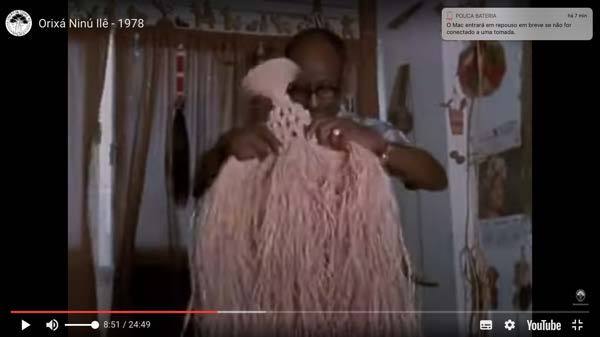 
							 Assob Mestre Didi confeccionando objetos rituais. 
							Orix Nin Il
							 (1978). Direo Juana Elbein Santos.
						