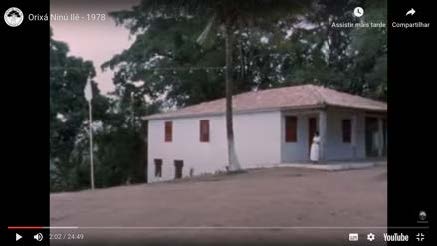 
							 Bandeira branca na entrada do terreiro indicando que ali  lugar de Ax. 
							Orix Nin
							 Il (1978). Direo Juana Elbein Santos.
						