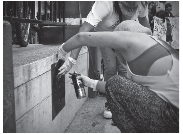 Realizaci&oacute;n de est&eacute;ncil durante manifestaci&oacute;n