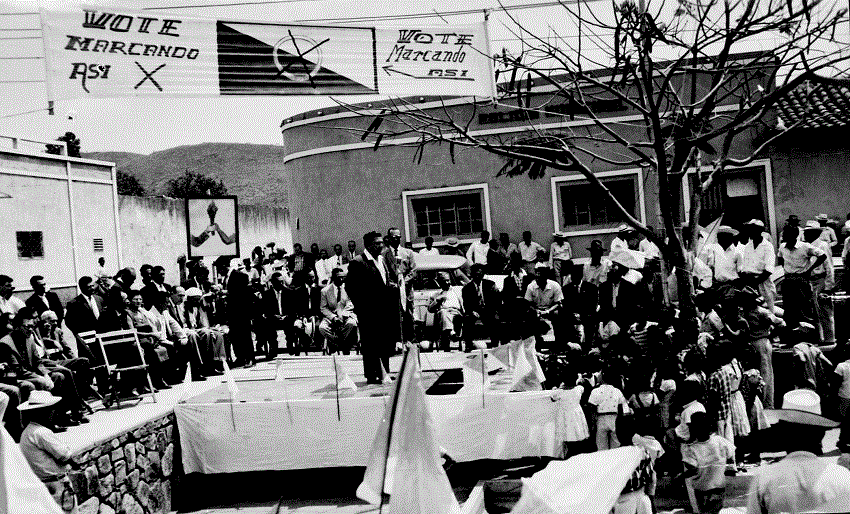 Mitin del PRUD frente a un parque desconocido