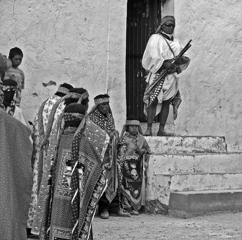 Gobernador rarámuri aconsejando a los danzantes