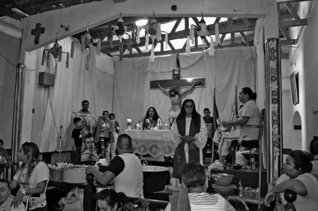 Materia en trance, oficiando una misa en Espinazo, N. L.