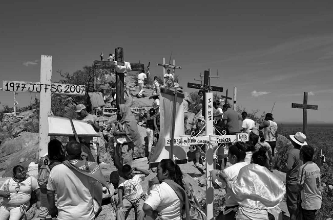 Materias realizando rituales en el Cerro de las Campanas, Espinazo, N. L.