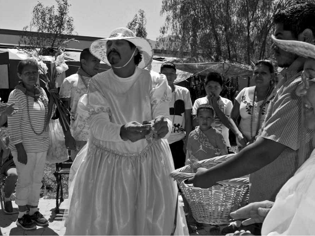 Materia de la Ni&ntilde;a Aurorita en trance, sanando fieles
