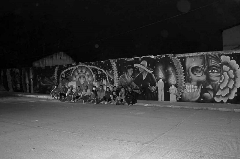 Colectivo J&auml;it&rsquo;sibi posando frente al mural realizado el 31 de octubre, 1 y 2 de noviembre de 2021 en el Centro de Tenango de Doria.