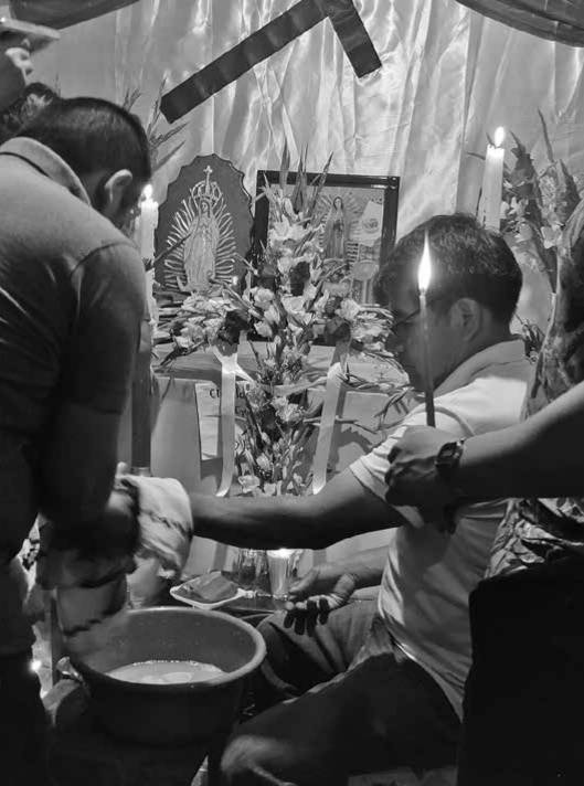 Ritual de lavado de manos a los padrinos de cruz.