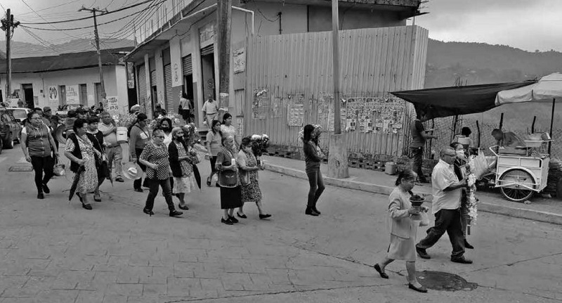 Llevando la cruz a los 40 d&iacute;as.