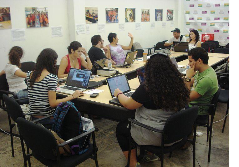  Estudiantes trabajando en el dise&ntilde;o del proceso participativo