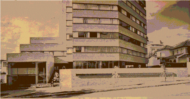 Bajos con caja de estacionamientos y entorno reedificado de la torre Avenida Chile, al norte de la ciudad.