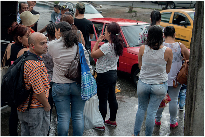 Ponto de embarque do transporte informal, perto da esta��o do Metrocable e metr� Acevedo