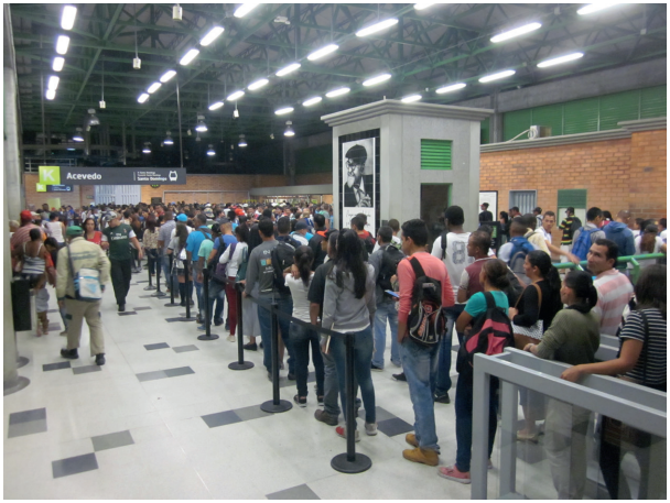 Filas de espera na esta��o Acevedo nas horas de pico