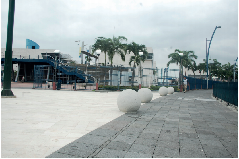 Enrejado perimetral del Malec�n 2000