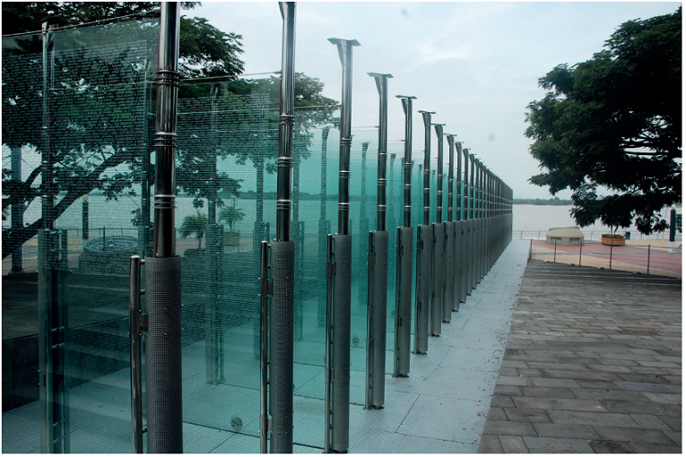 Monumento a los donantes en el Malec�n 2000