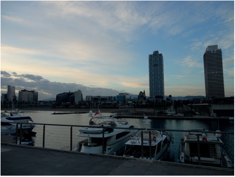 Puerto deportivo y paseo mar�timo en primera l�nea del mar de la Vila Ol�mpica