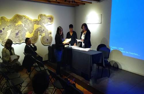 Fotografía durante la entrega de constancias por parte de la líder de la REDIENMS