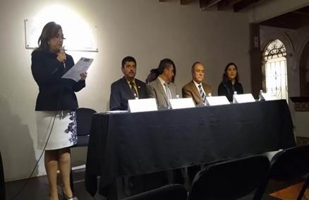 Fotografía de la presentación del programa por parte de la líder de la ReDIE NMS