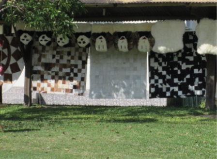 Figura 3 &ndash; Diversidade de artigos artesanais nas tendas da Vila Progresso