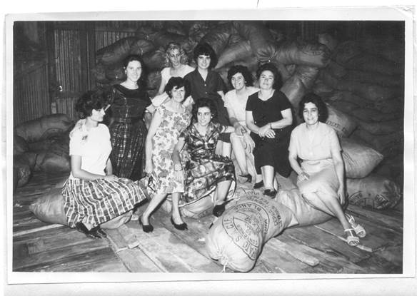 Fiesta de compromiso de Isolina Paez, f�brica de bolsas Gorbato, Ingeniero White (1962).