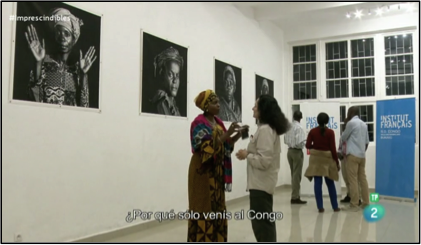 Fotogramas de Angalia Mzungu. Isabel Mu&ntilde;oz con una periodista congole&ntilde;a en la exposici&oacute;n de la serie que se hizo en el Institut Fra&ccedil;ais de Bukavu (RDC).