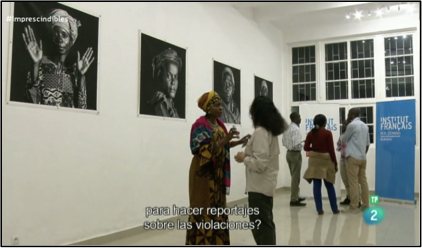 Fotogramas de Angalia Mzungu. Isabel Mu&ntilde;oz con una periodista congole&ntilde;a en la exposici&oacute;n de la serie que se hizo en el Institut Fra&ccedil;ais de Bukavu (RDC).