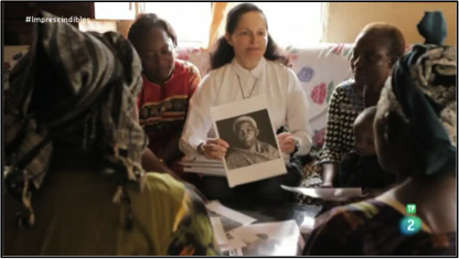 Fotograma de Angalia Mzungu. La fot&oacute;grafa se encuentra con las &ldquo;Mujeres del Congo&rdquo; para regalarles una copia de sus retratos.